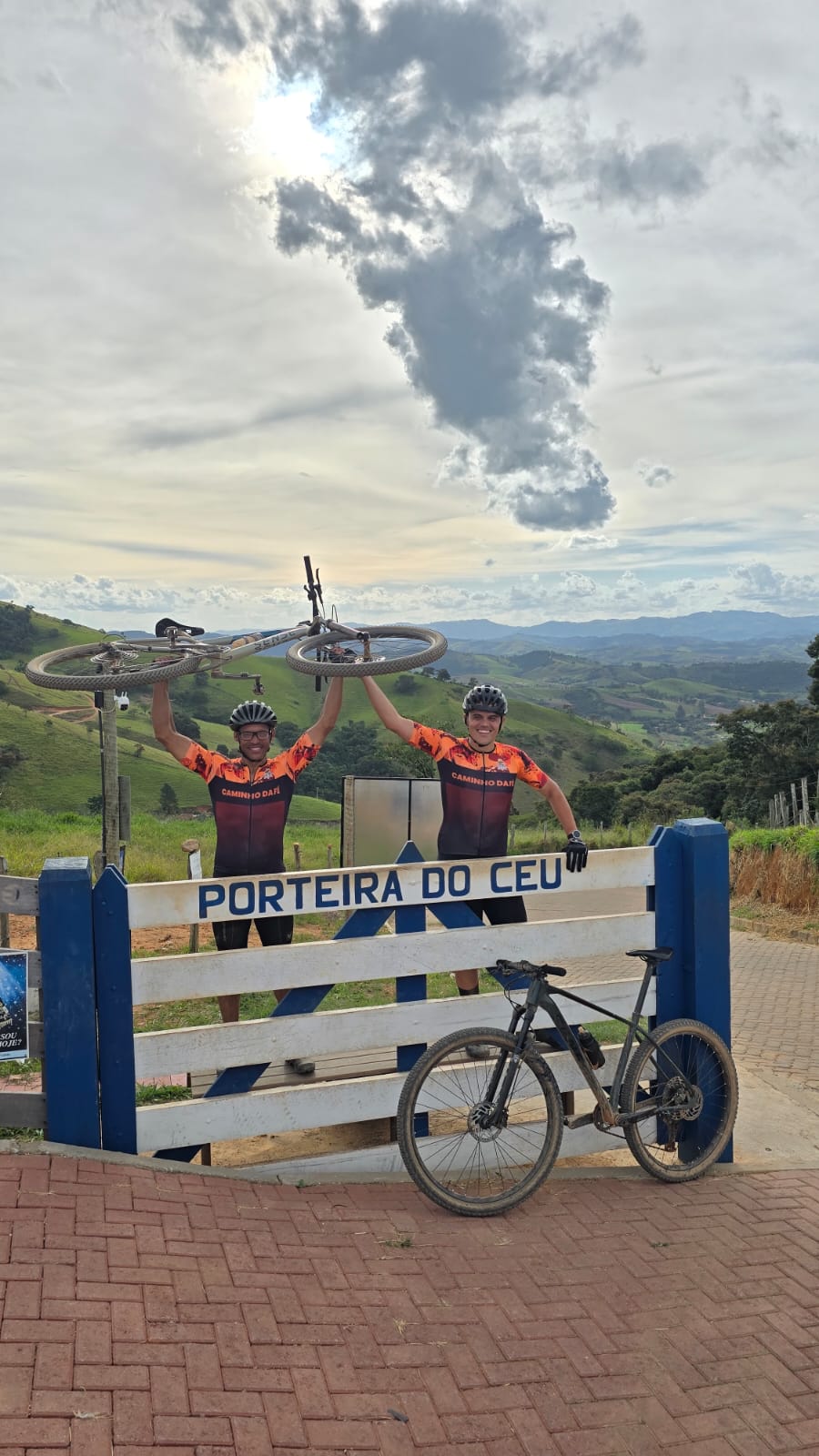 Caminho da Fé — Porteira do Céu — bike erguida no alto da serra