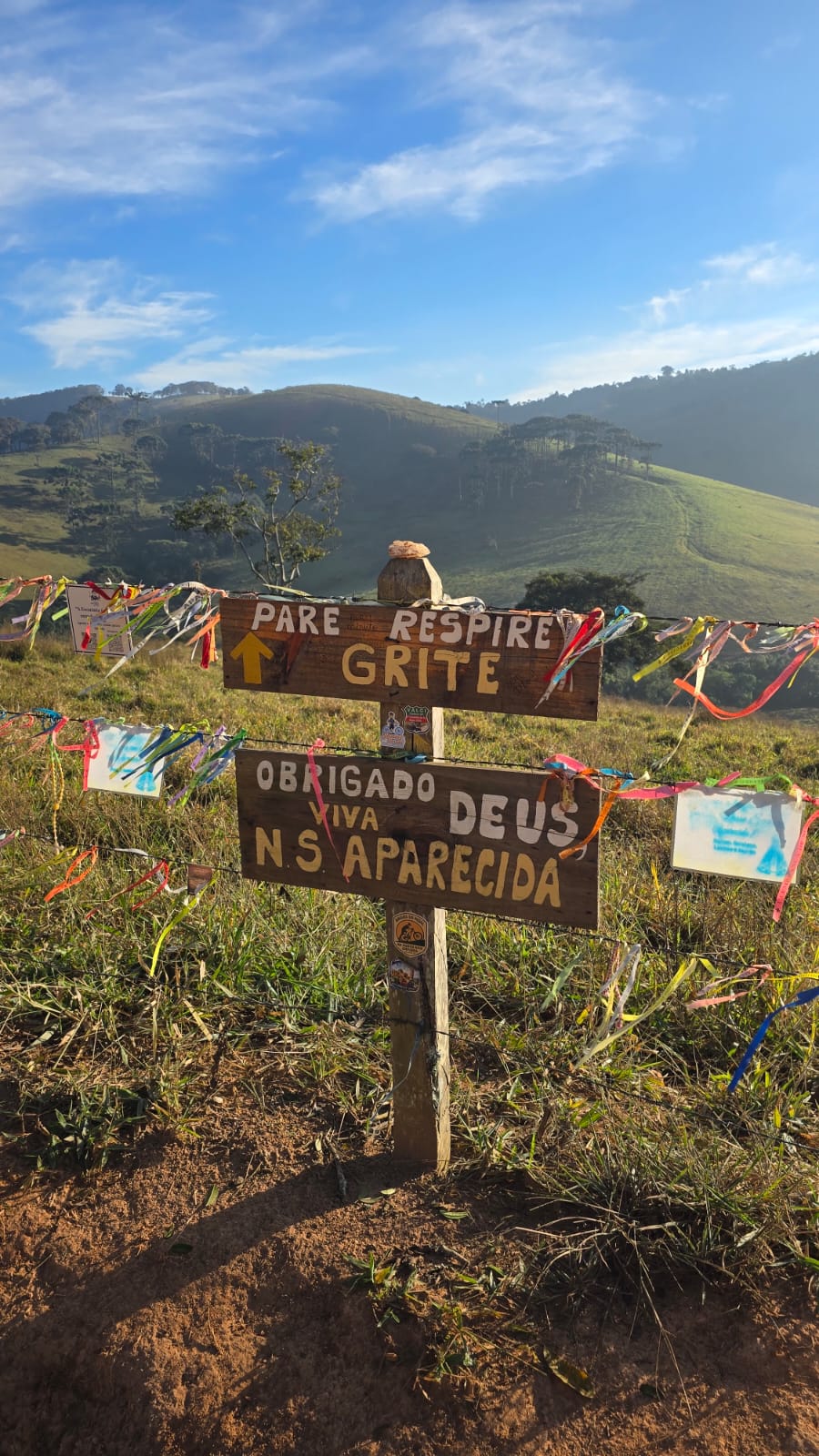 Caminho da Fé — Placa 'Pare, Respire, Grite' no alto do morro