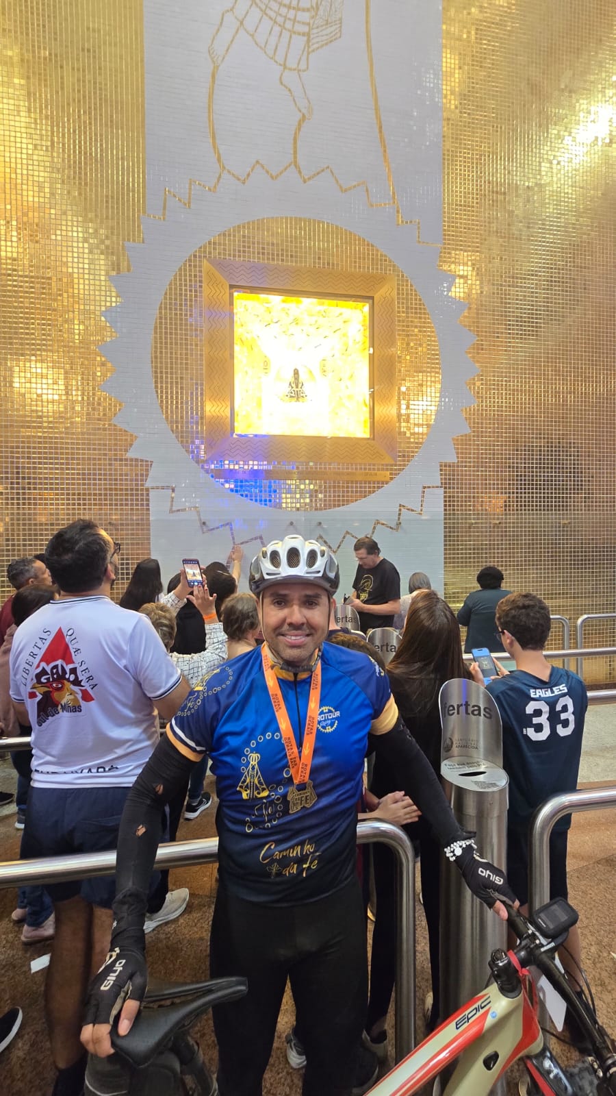 Caminho da Fé — Chegada ao Santuário de Aparecida com a medalha